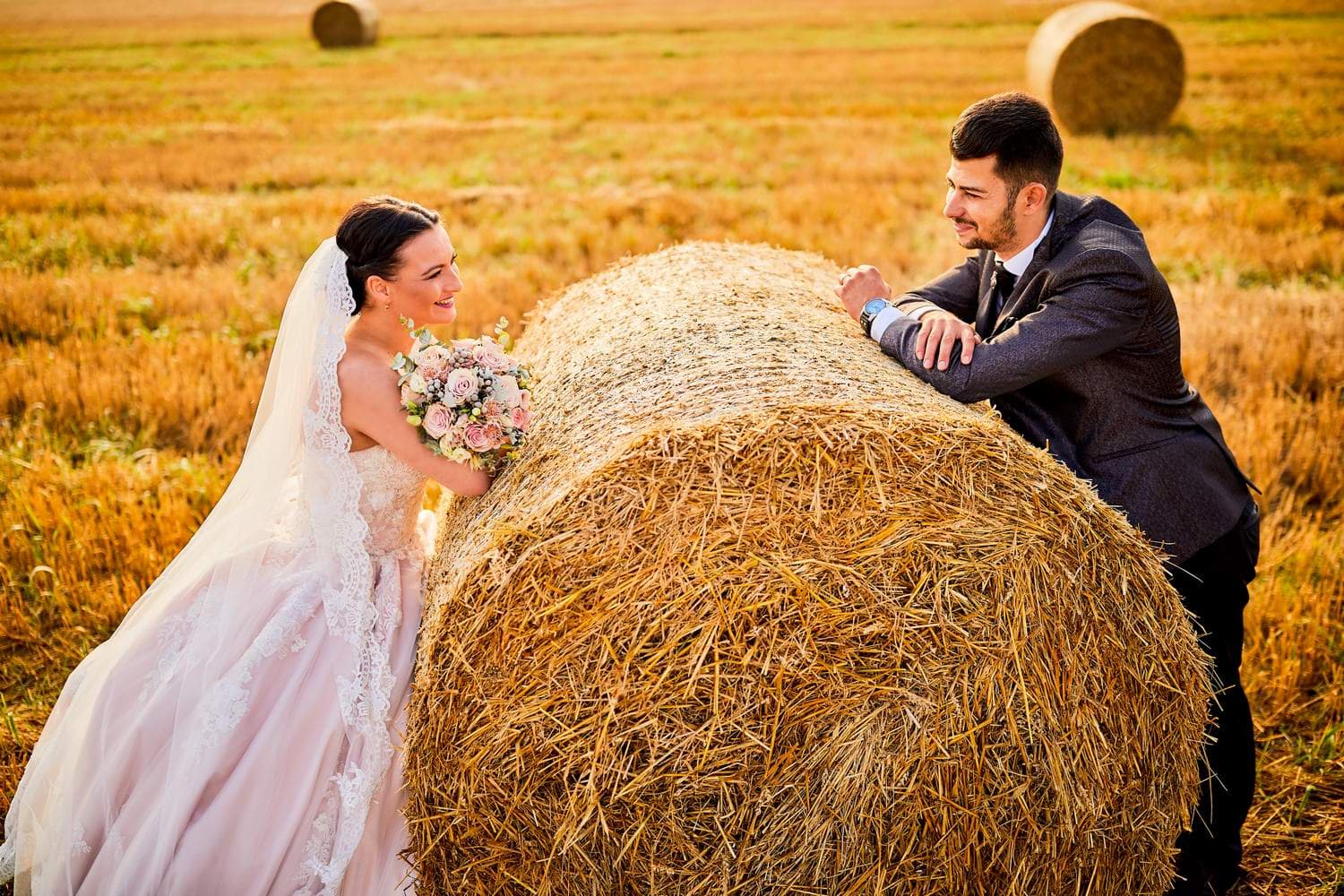 Fotografii cu mirii langa balotii de paie