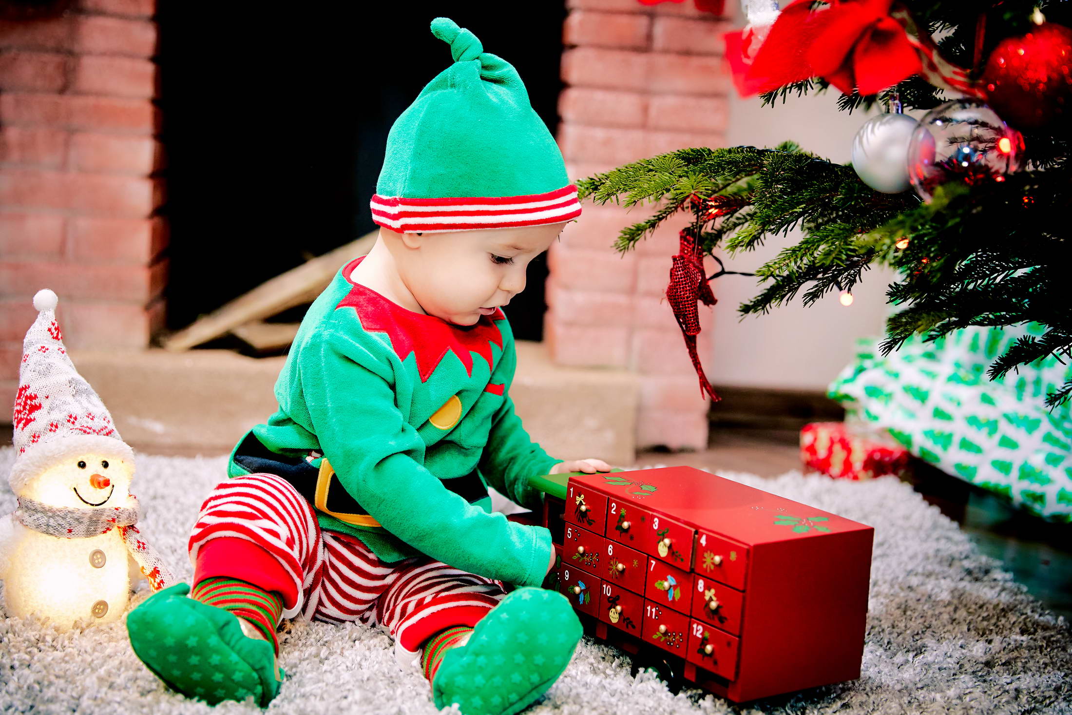 Fotografii Langa Semineu Si Bradul Impodobit De Craciun La Brasov (11)