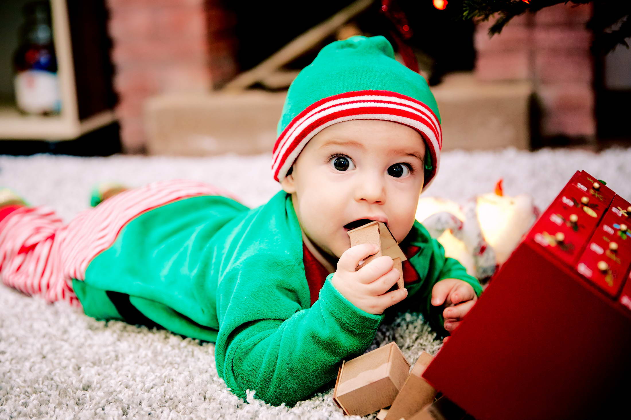 Fotografii Langa Semineu Si Bradul Impodobit De Craciun La Brasov (12)