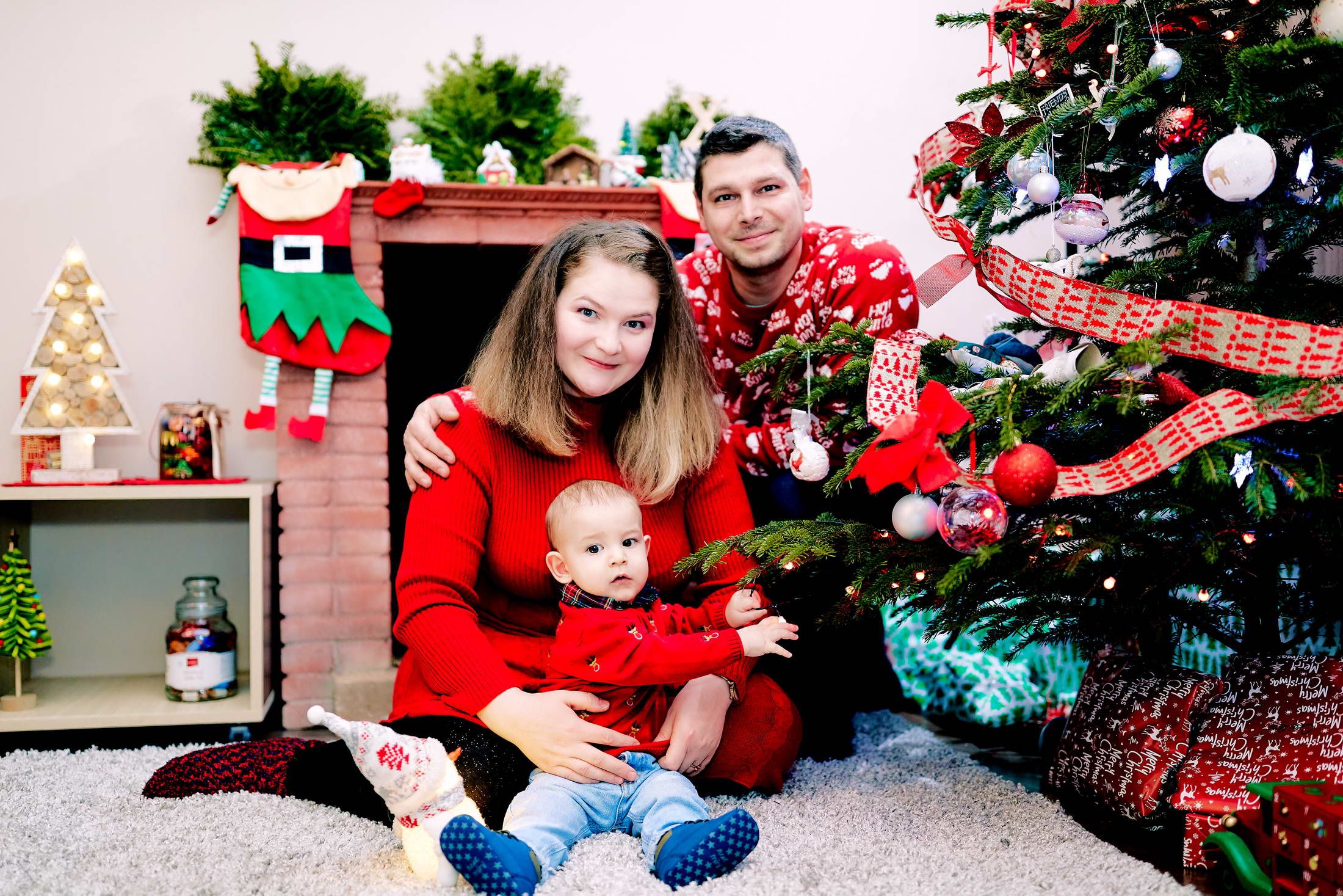 Fotografii Langa Semineu Si Bradul Impodobit De Craciun La Brasov (16)