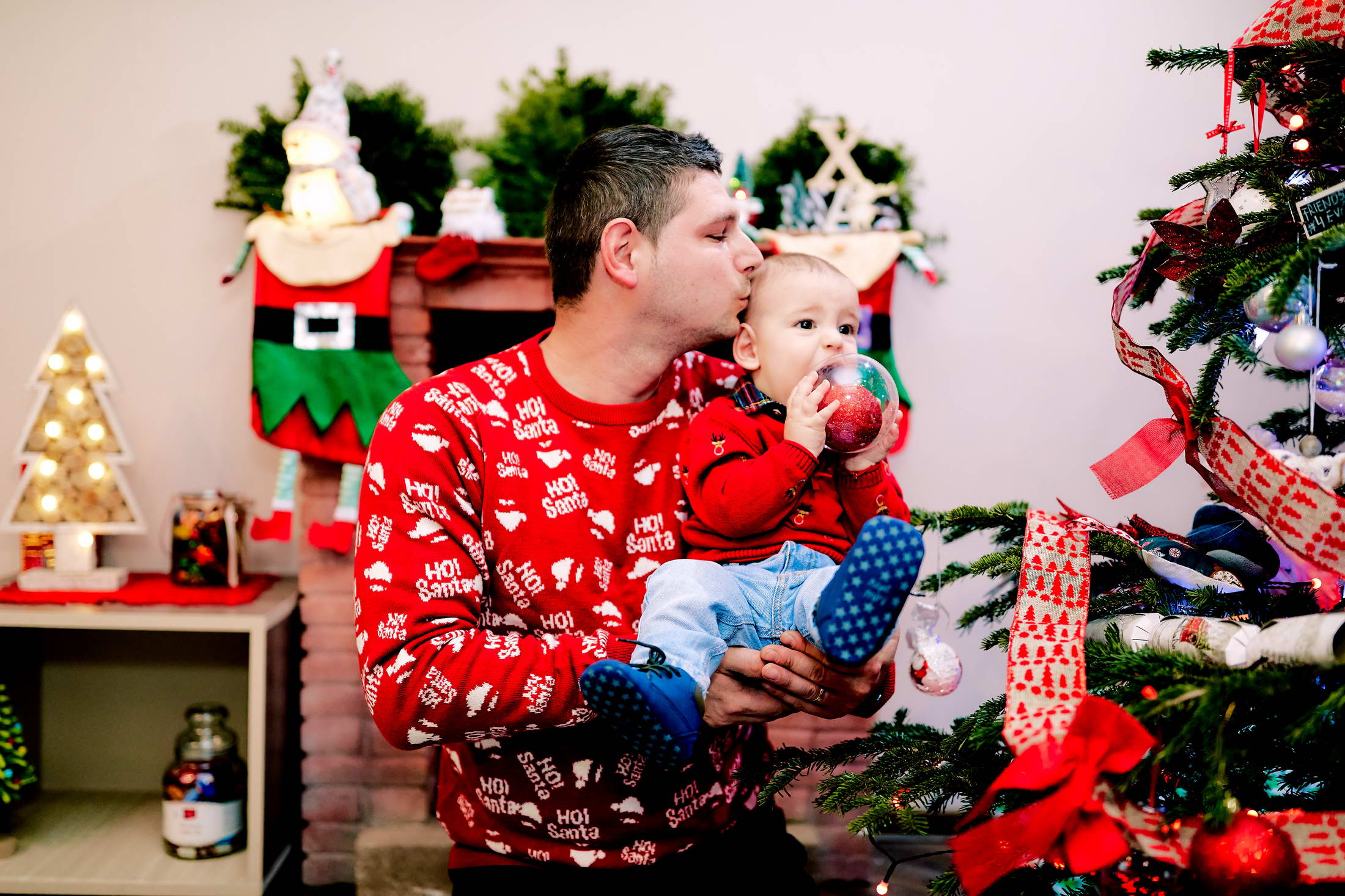 Fotografii Langa Semineu Si Bradul Impodobit De Craciun La Brasov (19)