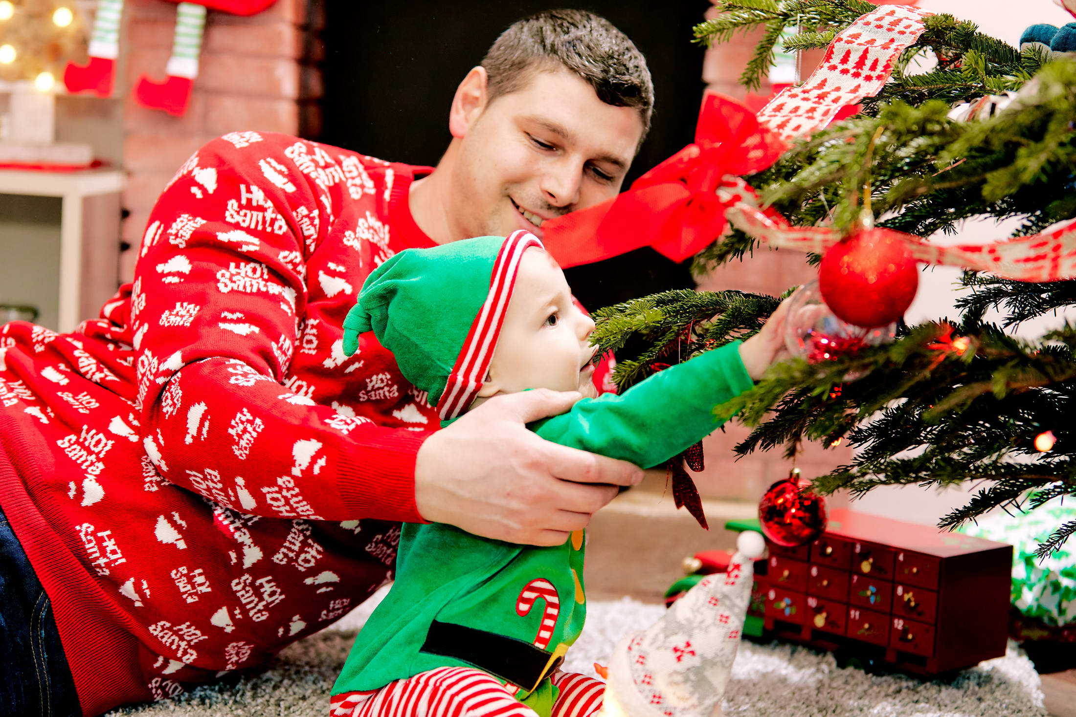 Fotografii Langa Semineu Si Bradul Impodobit De Craciun La Brasov (4)